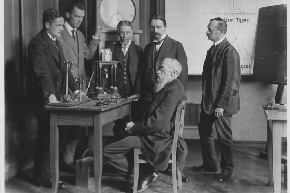 Wilhelm Wundt nel suo laboratorio con i collaboratori