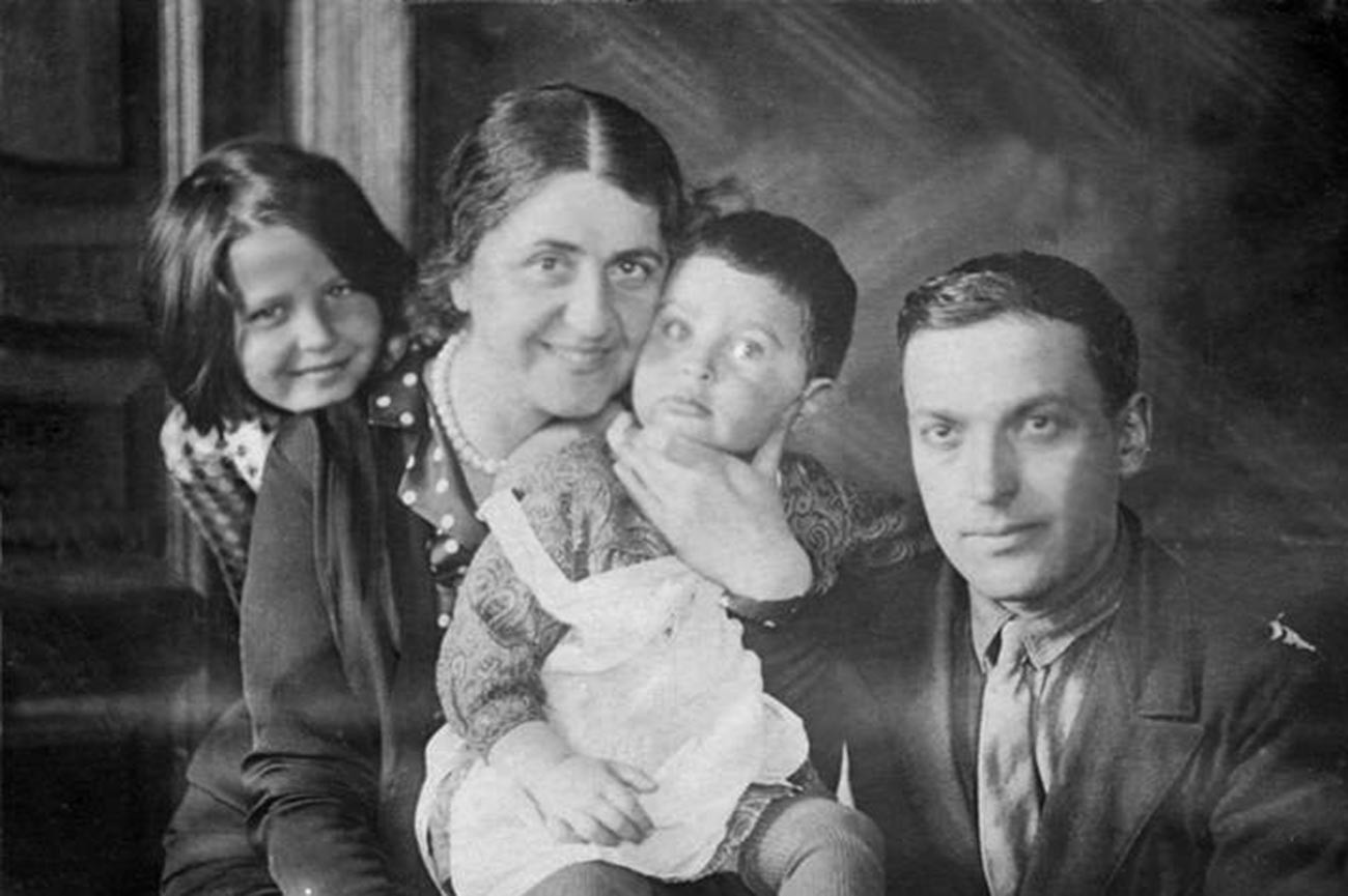 Lev S. Vygotskij con la sua famiglia.